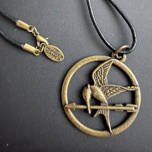 The Hunger Games Mocking Jay pendant stamped hunger games and lions gate. 18” - Picture 2 of 6